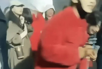 黄晓明晒与母亲看游神画面，疑叶珂挺孕肚现身