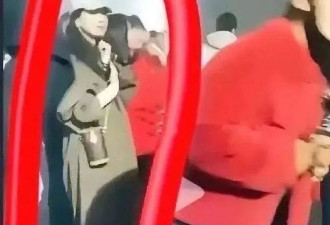 黄晓明晒与母亲看游神画面，疑叶珂挺孕肚现身