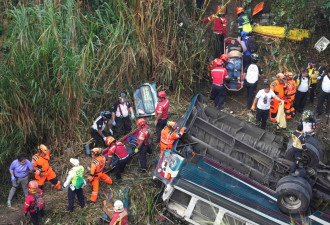 危地马拉一辆巴士坠桥导致51人死亡