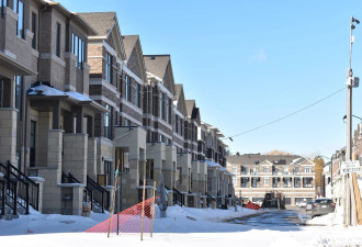 列治文山新房业主每月付$9000入住费！华人代表向市议会投诉