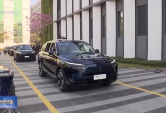 广东省长试乘自动驾驶车，还给机器人递了矿泉水