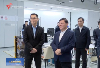 广东省长试乘自动驾驶车，还给机器人递了矿泉水