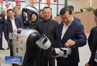 广东省长试乘自动驾驶车，还给机器人递了矿泉水