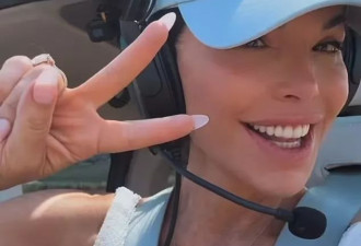 贝索斯55岁未婚妻驾驶飞机 被猜没能结婚心情差