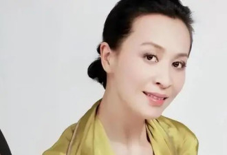 58岁刘嘉玲户外晨跑 穿紧身裤不遮臀部 网友：没一点老人样