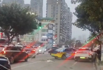 司机街头猛撞出租车后持刀伤人，目击者发声