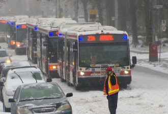 多伦多铲雪持续一整天！60km/h吹雪！周六还有新一轮降雪！