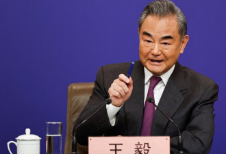 王毅抵达伦敦 法新社称英中关系已在解冻中