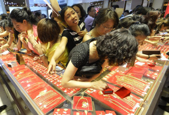 人民币会贬值！中国人跨城疯抢黄金 金条卖断货