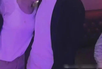 55岁王菲和男友人豪宅聚餐，穿薄衫小鸟依人惹，素颜出镜状态好！