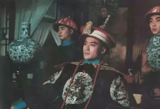 极其荒谬，又极其真实的战争