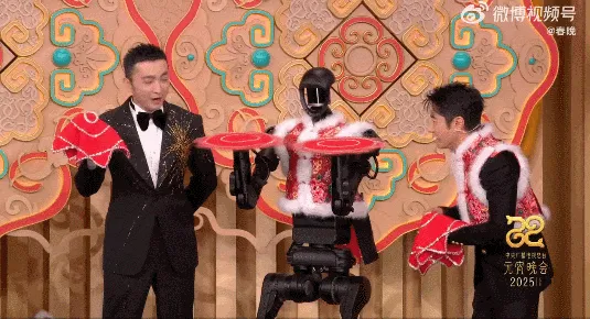 撒贝宁牵机器人闹元宵 网友笑喷