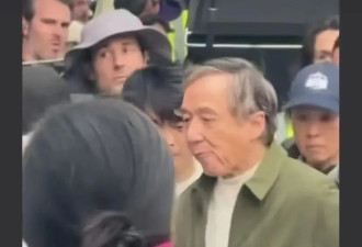 断崖式衰老的成龙，如今70岁依然在刻苦拍戏，年轻演员是否醒悟？