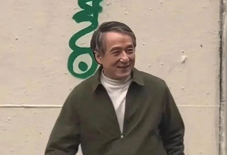 断崖式衰老的成龙，如今70岁依然在刻苦拍戏，年轻演员是否醒悟？
