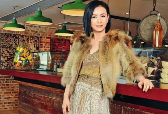 香港知名女星回乡祭祖，全素颜显沧桑，主动求...