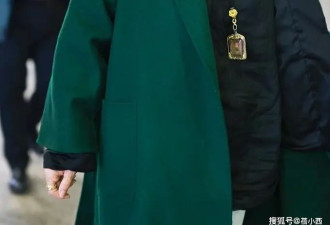 65岁倪萍素颜走机场，穿绿大衣+小白裤洋气又减龄，有皱纹照样美