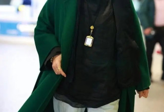 65岁倪萍素颜走机场，穿绿大衣+小白裤洋气又减龄，有皱纹照样美
