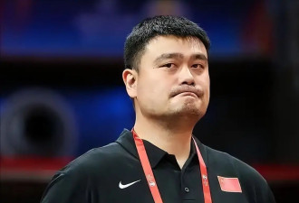 姚明现身美国，严重发福胖成普通人，身后张兆旭提着行李像保镖