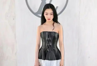 周冬雨增肥后大变样！穿皮革抹胸曲线感满满，差点认不出！