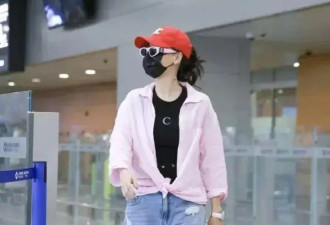 张柏芝走机场真任性！穿火烈鸟貂绒大衣配“姨妈靴”，这是什么新时尚？