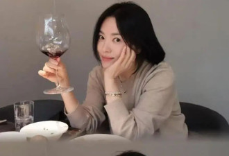宋慧乔新剧毛衣+半裙这套火了 太淑女范儿了吧