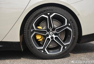 汽车轮胎更换指南：何时、为何及如何更换