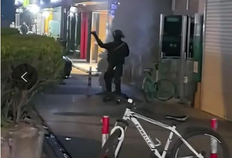 男子在上海一银行门口放烟雾，更多细节披露
