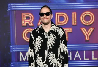 麦莉、石头姐、卡戴珊等众星云集，SNL50 红毯太惊艳了！