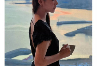 李小萌王雷夫妇回老家住酒店，夫妻俩坐浴缸里拍照片