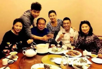 李小萌王雷夫妇回老家住酒店，夫妻俩坐浴缸里拍照片