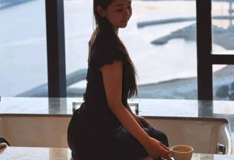 李小萌王雷夫妇回老家住酒店，夫妻俩坐浴缸里拍照片