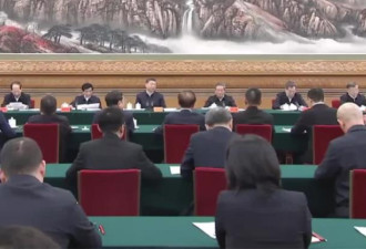 为了辟谣 他一瘸一拐突现身