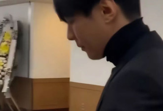 元斌到灵堂送别金赛纶，转身后抹眼泪