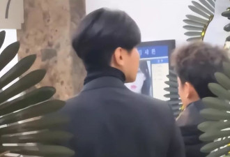 元斌到灵堂送别金赛纶，转身后抹眼泪