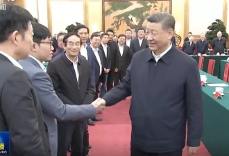 DeepSeek梁文锋出席民企座谈 与习近平握手画面曝光