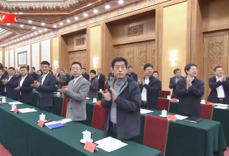 DeepSeek梁文锋出席民企座谈 与习近平握手画面曝光