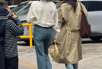 高圆圆逛街被偶遇，穿风衣配红秋衣，不仅不老土，意外慵懒又时髦！