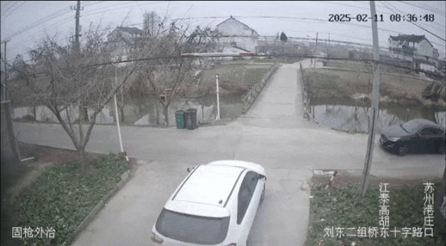 “救命啊！”一家五口驾车坠河,56岁的他狂奔而来