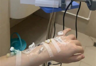 孕妇称在动车上被行李箱砸中腹部，孩子早产离世