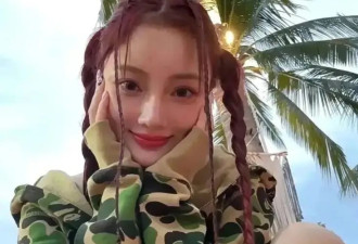 43岁李小璐现身海南度假，依偎小鲜肉怀中娇俏又少女，皮肤嫩得能掐出水