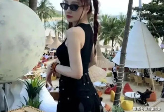 43岁李小璐现身海南度假，依偎小鲜肉怀中娇俏又少女，皮肤嫩得能掐出水
