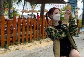 43岁李小璐现身海南度假，依偎小鲜肉怀中娇俏又少女，皮肤嫩得能掐出水