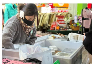 两个孩子被前夫扔下楼坠亡后，她做回女儿这一年