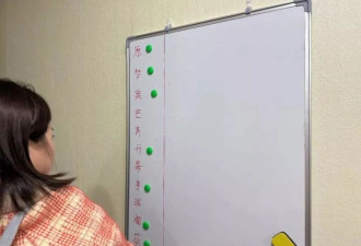 两个孩子被前夫扔下楼坠亡后，她做回女儿这一年