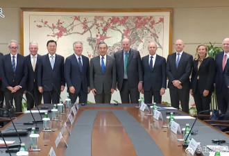 中国外交部长王毅同美国各界人士举行座谈