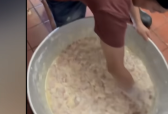 中餐馆员工徒手搅拌食物遭曝光 曾被7次卫生警告