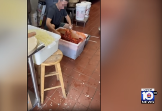 中餐馆员工徒手搅拌食物遭曝光 曾被7次卫生警告