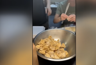 中餐馆员工徒手搅拌食物遭曝光 曾被7次卫生警告