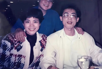 55岁王菲罕见晒全家福，哥哥帅气逼人堪比男模，妈妈气质高贵美过天后