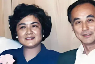 55岁王菲罕见晒全家福，哥哥帅气逼人堪比男模，妈妈气质高贵美过天后
